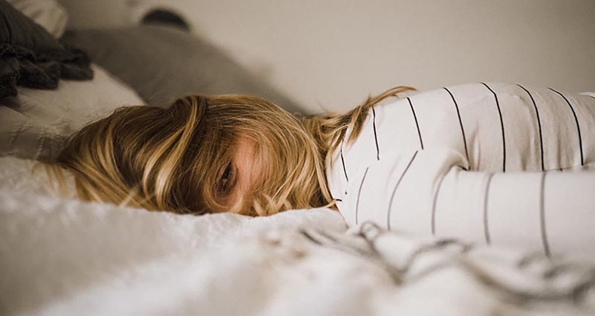 how-sleep-deficiency-affects-the-brain girl laying in bed with eye open
